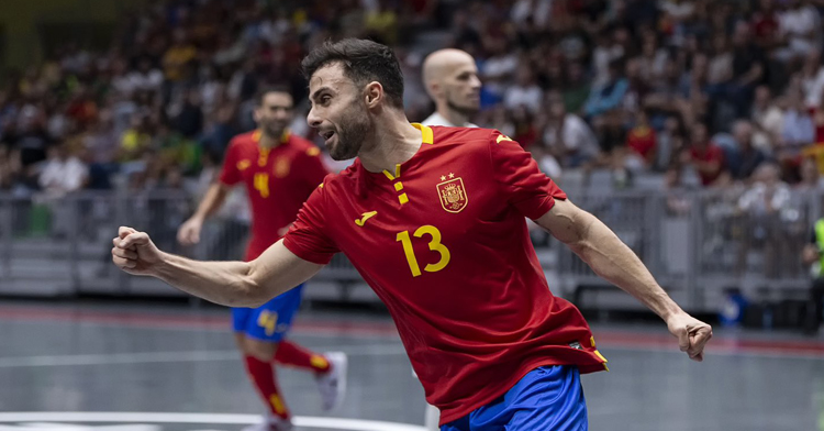 César Velasco celebrando un gol con España. Foto: RFEF