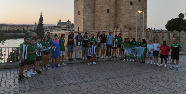 Niñas y niños de ambos clubes posaron juntos, simbolizando la unión de ambas entidades.