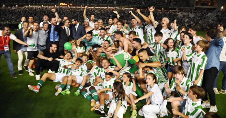 Jugadores y directivos del Córdoba celebrando el ascenso. Foto: Natalia Román
