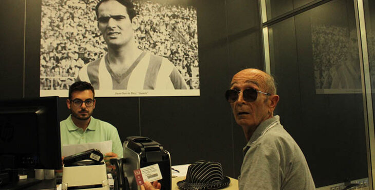 Un veterano cordobesis mostrando su antiguo carnet con el que se podrá acceder ante el Rayo Vallecano tras su renovación.