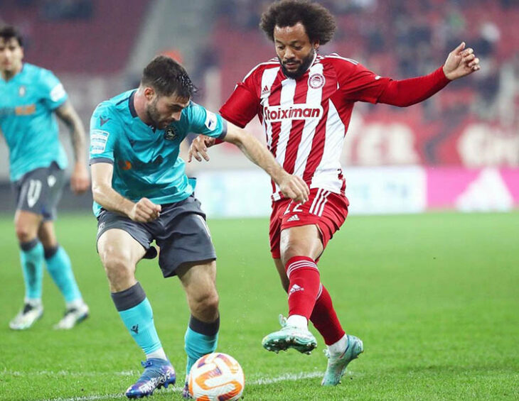 David Carmona cerrando a Marcelo jugando en Grecia ante el Olympiacos.