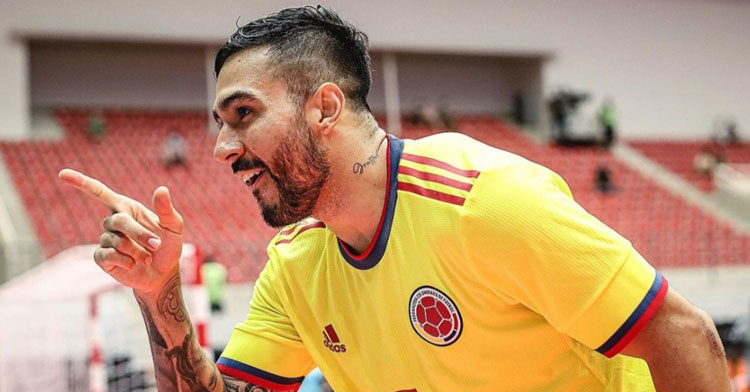 Felipe 'Churro' Echevarría celebrando un gol con Colombia.