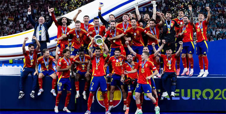 La Selección Española celebrando su cuarta Eurocopa en Alemania.