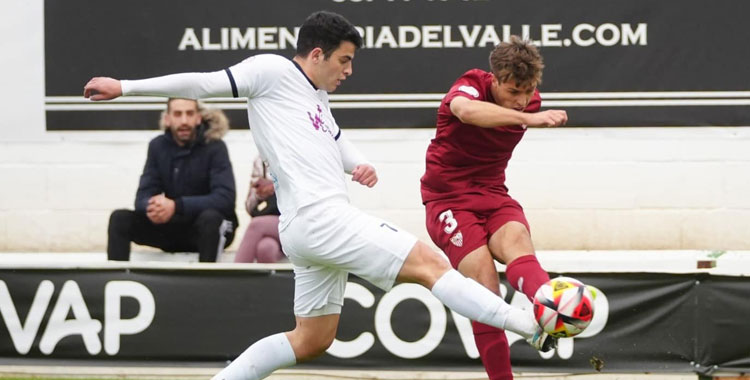 Fran Gómez en el partido frente al Sevilla C. Foto: CD Pozoblanco