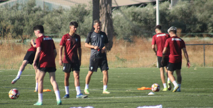 Gaspar Gálvez trabajando con sus chicos en el Córdoba B