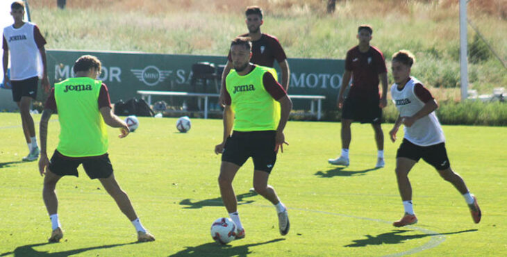 Genaro, uno de los fichajes del Córdoba completando un entrenamiento en la ciudad deportiva junto a sus nuevos compañeros.