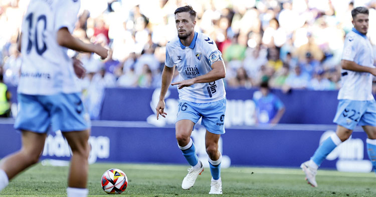 Genaro conduciendo el balón en un partido en La Rosaleda. Foto: Málaga CF