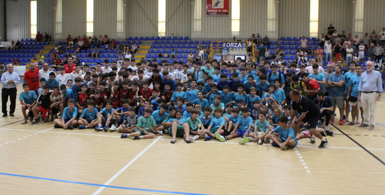 Una foto de familia con varios de los participantes en el torneo. Foto: La Salle Balonmano