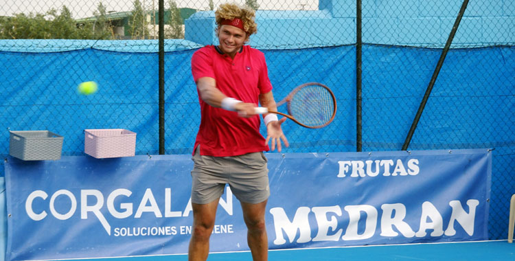 August Holmgren golpeando la pelota algo forzado