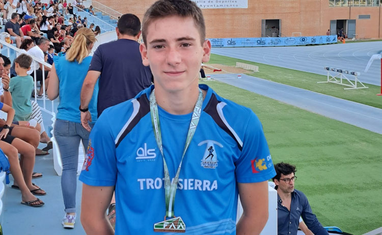 Isaac Gómez posando con su bronce en el Andaluz sub16. Foto: Trotasierra