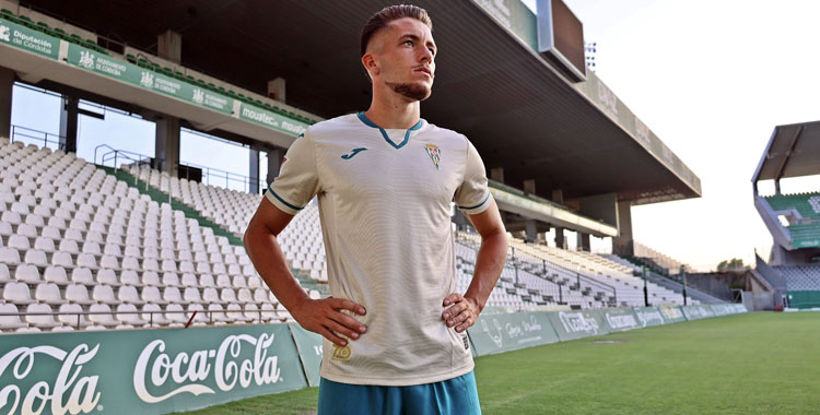 Isma Ruiz posando con la tercera camiseta cordobesista para el curso 2024-25. Foto: CCF