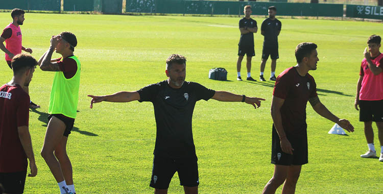 Iván Ania dando instrucciones a sus hombres entre Martínez y Álex Sala.