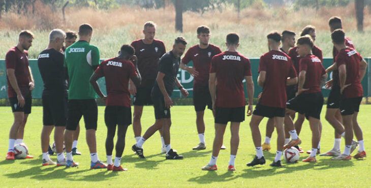 Iván Ania dando instrucciones a sus hombres de cara al partido ante el Rayo Vallecano.