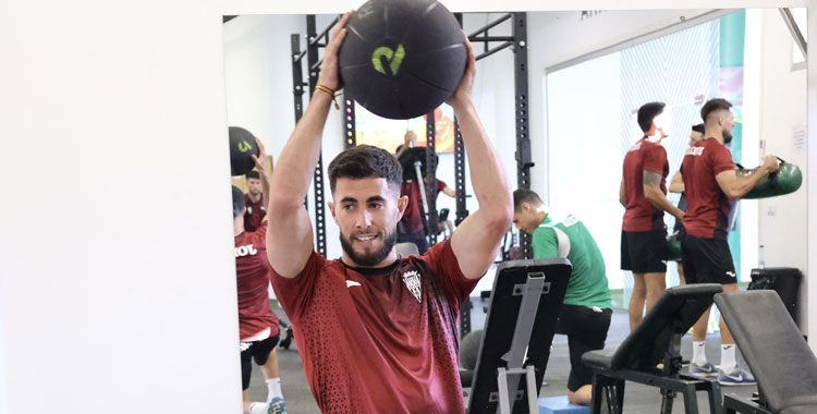 Jacobo González realizando un ejercicio de fuerza en su primera sesión con sus nuevos compañeros en el gimnasio del Nuevo Arcángel. Foto: CCF