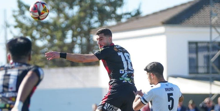 Jairo Morillas rematando a puerta en un partido con el Salerm Puente Genil. Foto cedida por el Ciudad de Lucena
