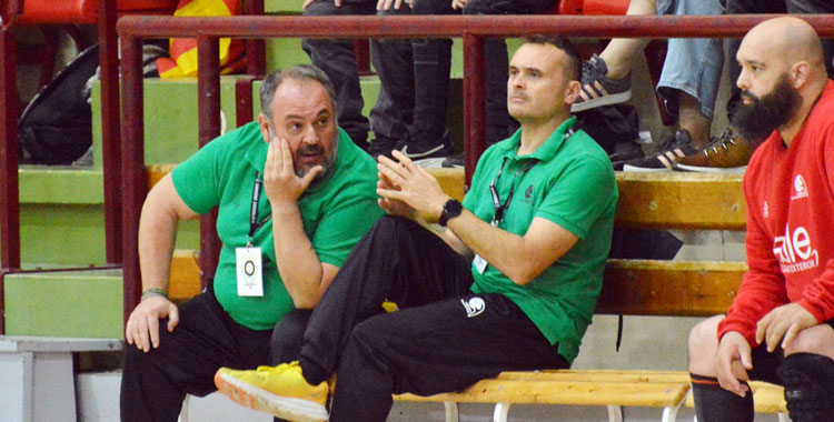 Jesús Escribano no se mueve del banquillo del Cajasur. Foto: CBM