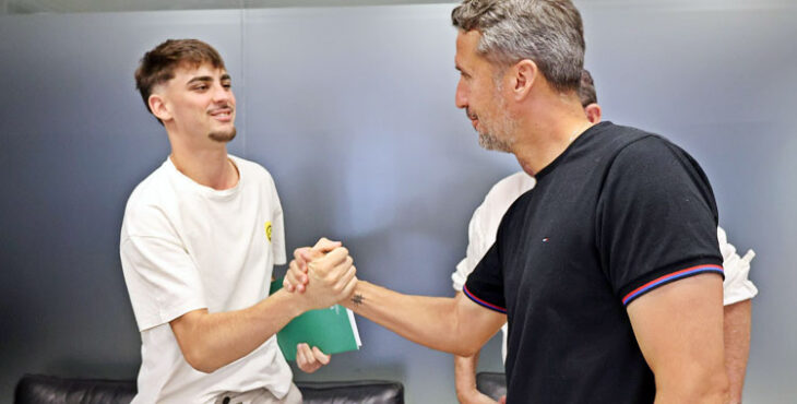 Josema saluda al que será su nuevo entrenador, Gaspar Gálvez. Foto: CCF