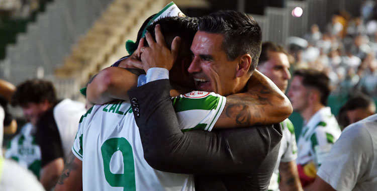 Juanito abraza a Kuki Zalazar el día del ascenso ante el Barcelona Atlètic. Autora: Natalia Román