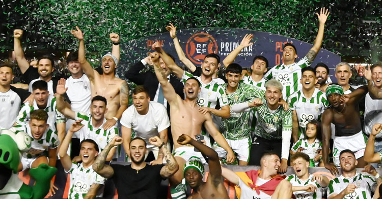 Kike Márquez celebrando el ascenso junto a sus ya excompañeros. Foto: Natalia Román