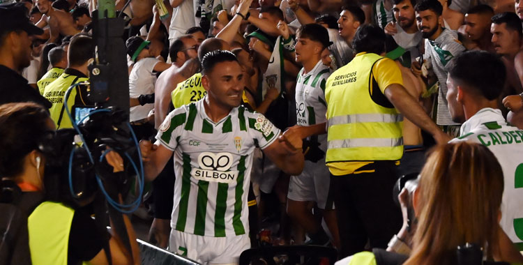Kike Márquez celebrando el ascenso en El Arcángel. Foto: Natalia Román
