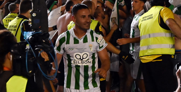 Kike Márquez celebrando como el que más el ascenso ante el Barcelona Atlètic. Autora: Natalia Román