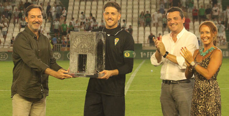 Carlos Marín recibiendo el Trofeo Puertas de Córdoba de Antonio Fernández Monterrubio aplaudido por el alcalde y Marian Aguilar, presidenta del IMDECO.