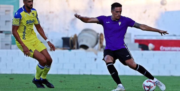 José Antonio Martínez intenta un pase en largo en Sanlúcar. Foto: CCF