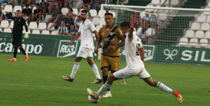 Martínez antes de golpear el balón ante el Rayo Vallecano.