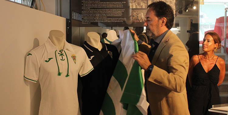 Monterrubio descubriendo la camiseta conmemorativa del 70 aniersario.