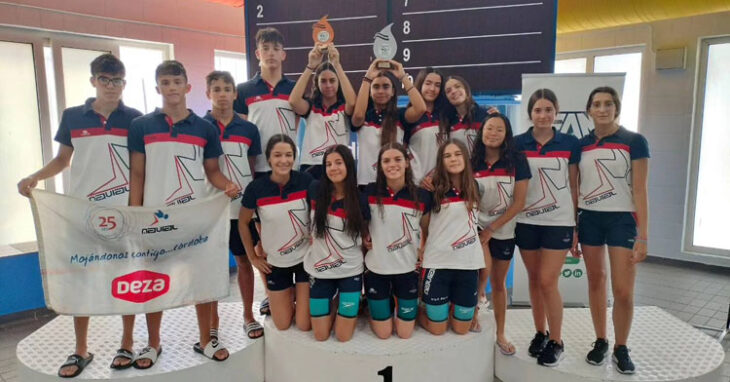Nadadores del Navial celebrando sus logros en el Andaluz infantil. Foto: Navial