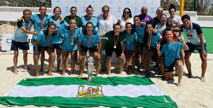 Las chicas de Los Pedroches con su trofeo de subcampeón. Foto: CD Pozoalbense Femenino