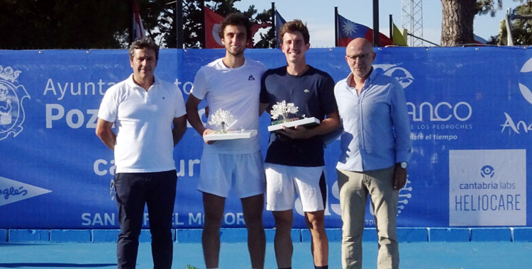 Los campeones de dobles, con sus trofeos