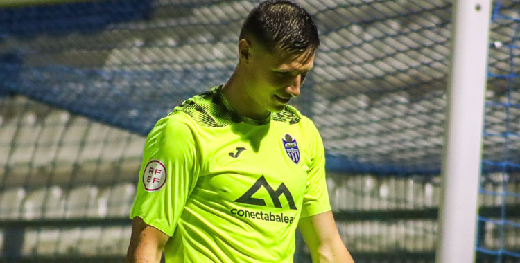 Ramón Vila, pensativo en un partido con el Atlético Baleares
