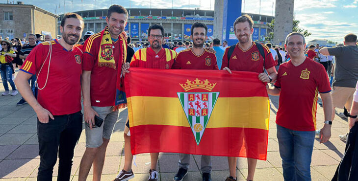 Varios cordobesistas y fieles lectores de Cordobadeporte nos enviaron su foto con la bandera de España y el escudo del Córdoba CF.