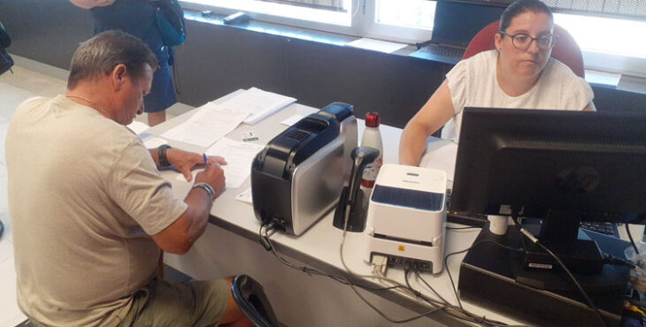 Un aficionado renovando en El Arcángel. Foto: La Jugada de Córdoba