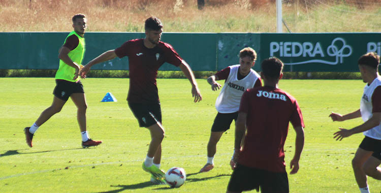 Theo Zidane ante el canterano Peregrina el primer día de la pretemporada.