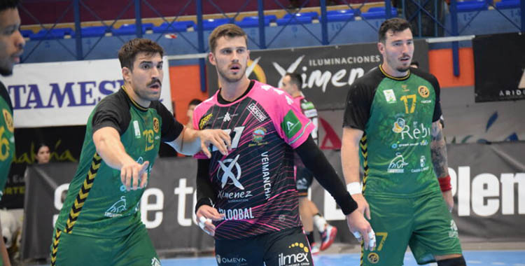 Tiago Silva defendido por jugadores del REBI Cuenca.