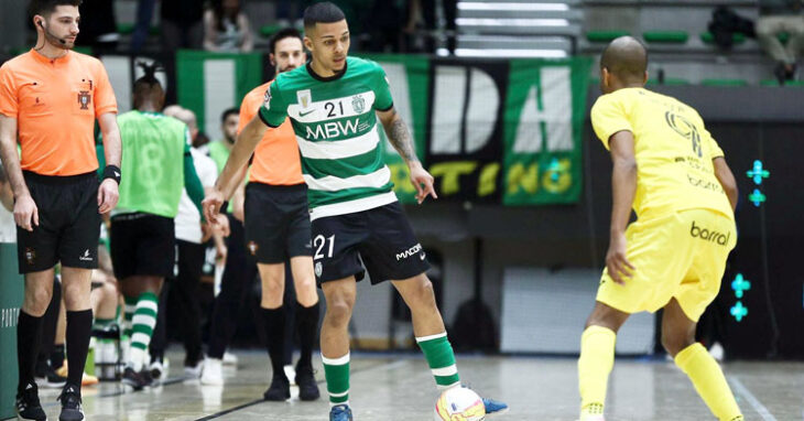 Tiago Macedo encarando a un rival con el Sporting de Lisboa.