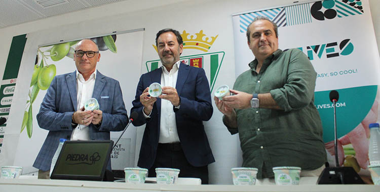 Monterrubio presentando las aceituna blanquiverdes de Torrent en una sinergia con Supermercados Piedra.