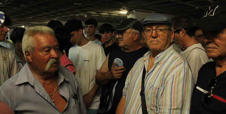Varios veteranos cordobesistas esperando su turno en las cocheras de El Arcángel.