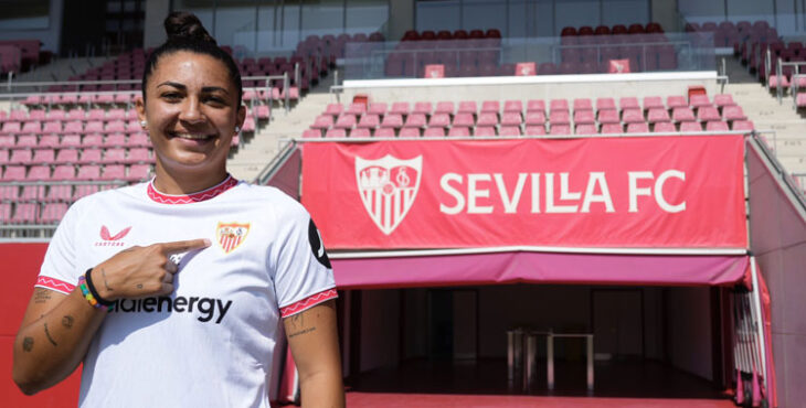 Wifi posando con su nueva camiseta. Imagen: Sevilla FC