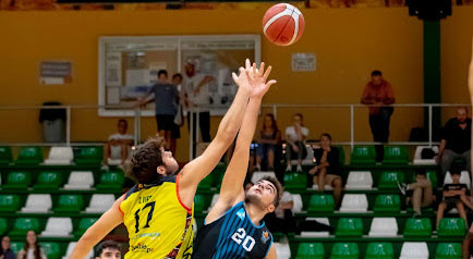 Pugna en alto por la pelota en un partido del Peñarroya. Foto: L. Galán / CB Cimbis