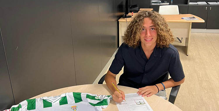 El italiano Giacomo Giordano firmando su contrato con los juveniles del Córdoba CF.