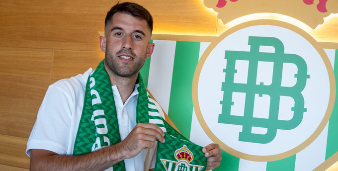 Ismael López posando tras su fichaje por el Betis. Fotografía: Real Betis Futsal