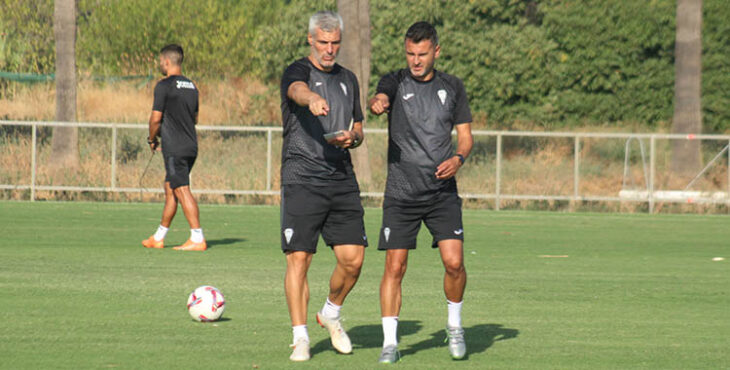 Iván Ania señalando junto a César Negredo la colocación de las picas.