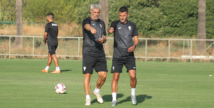 Iván Ania señalando junto a César Negredo la colocación de las picas.