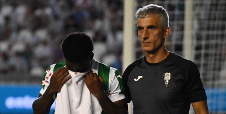 Adilson junto al doctor Bretones tras el golpe que le fracturó la nariz. Fotografía: Natalia Román