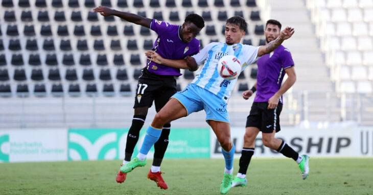 Adilson pugnando por el balón con un jugador del Málaga. Foto: CCF