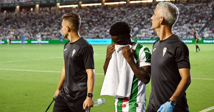 Adilson retirándose del partido ante el Burgos. Foto: Natalia Román