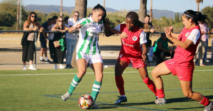 África encarando a una rival en un partido de la anterior temporada. Foto: CCF